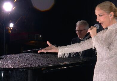 [Video] Céline Dion brilha na abertura dos Jogos Olímpicos com “Hymne à l’amour” na Torre Eiffel