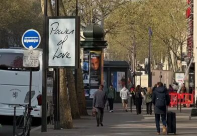 Paris acordou hoje com cartazes com nomes de canções de Céline Dion