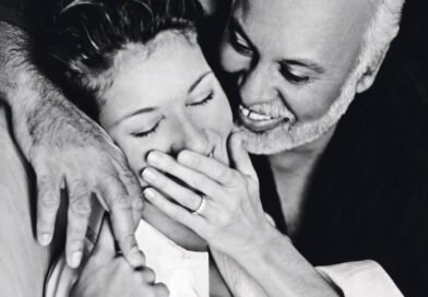 Mais de dez anos após a morte do marido, Céline Dion ainda usa uma foto dos dois no ecrã do telemóvel