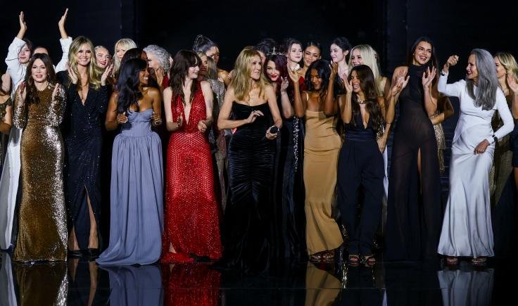 Céline Dion aparece de surpresa em evento da L’Oreal e canta “I’m Alive”